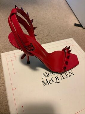 Alexander McQUEEN White Box with Red Accent